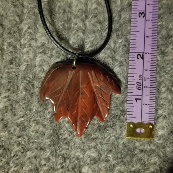 Red jasper gemstone maple leaf pendant, NWOT, artisan, unisex - Picture 4 of 4